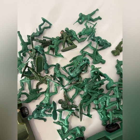 Vintage Green ARMY MEN Soldiers Green /light Green Mix 61 Piece 55 Men - Picture 4 of 8